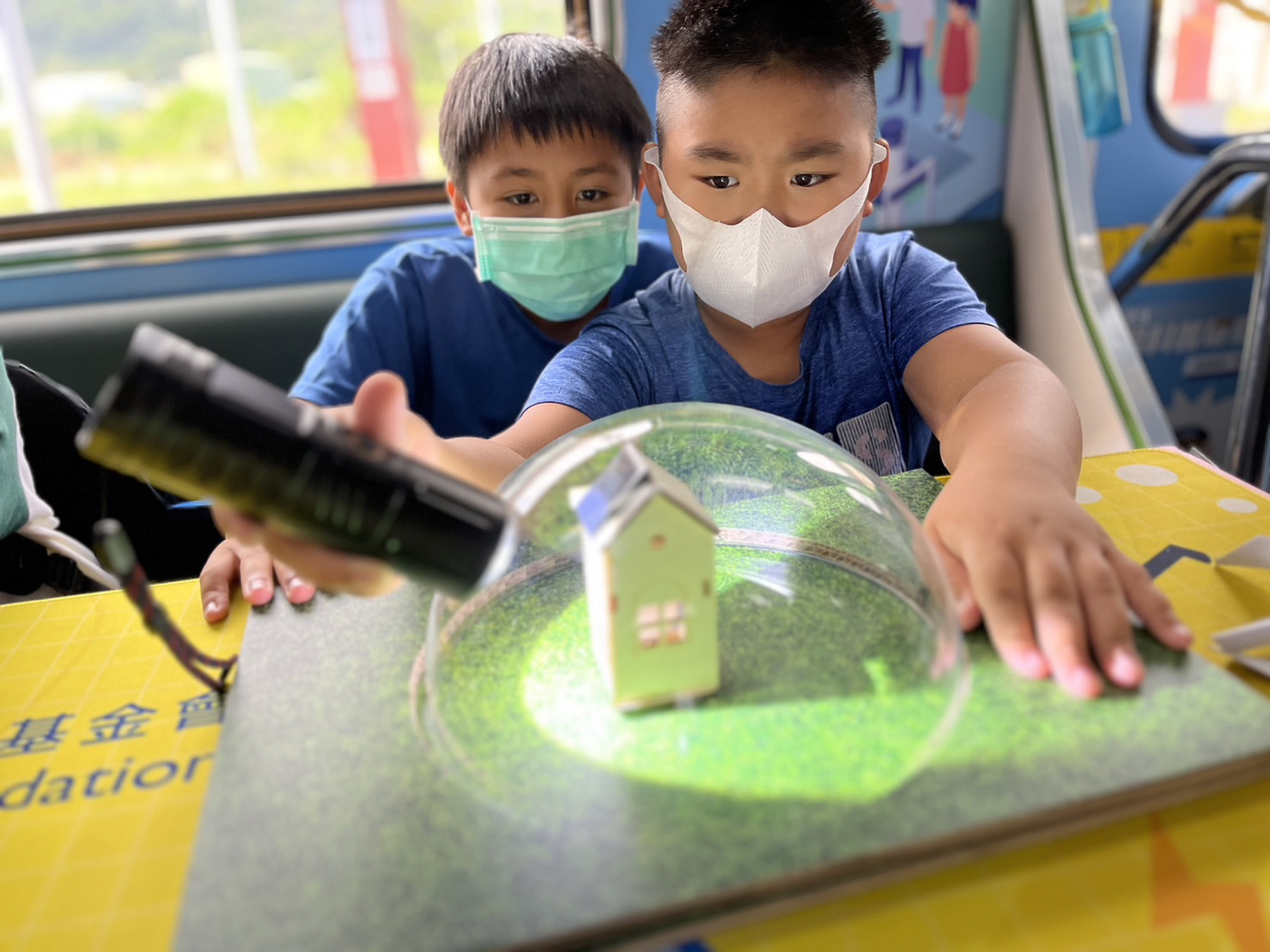 ng28南宫相信品牌力量參與基礎科學主題車廂，以STEAM教學精神，設計「逐日科學家」、「太陽能工程師」以及「淨零建築師」三大能源科普課程和實驗